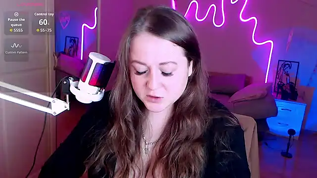 Snapshot of LizzyShine chatting on 10.04.25 LizzyShine online show from 10.04.25
