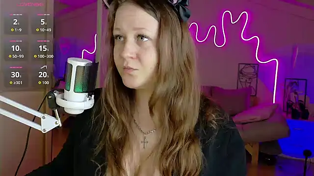 Snapshot of LizzyShine chatting on 10.05.25 LizzyShine online show from 10.05.25
