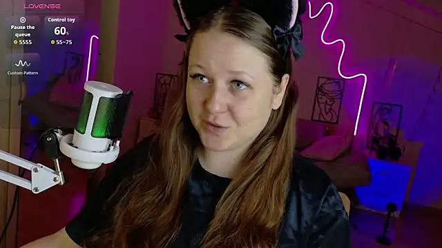 Snapshot of LizzyShine chatting on 10.14.25 LizzyShine online show from 10.14.25