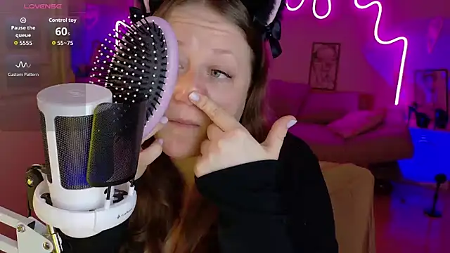 Snapshot of LizzyShine chatting on 10.22.25 LizzyShine online show from 10.22.25