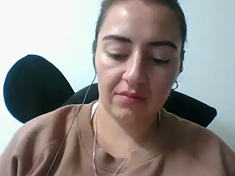  karlie kloss  online show from 01.17.25