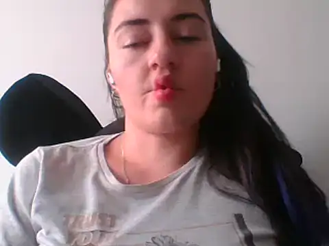  karlie kloss  online show from 02.05.25