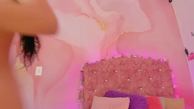 Snapshot of Bella__sweet chatting on 12.14.24 Bella sweet online show from 12.14.24