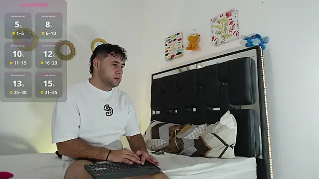 Snapshot of Valerio_22 chatting on 11.30.25 Valerio 22 online show from 11.30.25