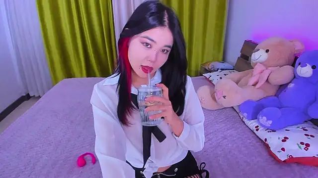 Snapshot of Dollyaa chatting on 10.04.25 Dollyaa online show from 10.04.25