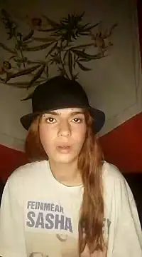 Snapshot of spacegirlll chatting on 01.04.25 spacegirlll online show from 01.04.25