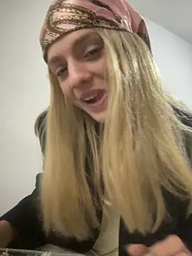 Snapshot of spacegirlll chatting on 10.28.25 spacegirlll online show from 10.28.25