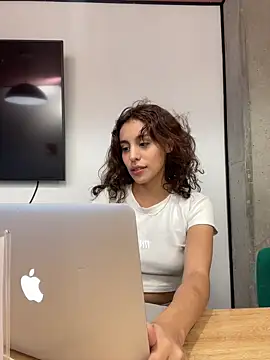 Snapshot of Katee_Jones chatting on 02.12.25 Katee Jones online show from 02.12.25