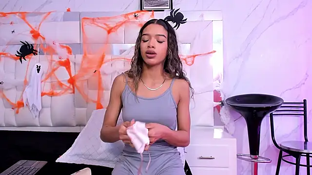 BritneyCollins online show from 10.13.25