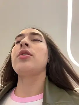 Holly Play online show from 11.04.25