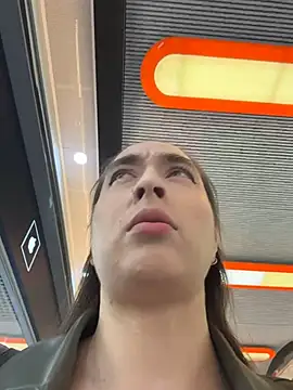 Holly Play online show from 04.21.26