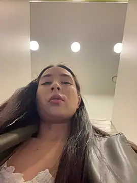 Snapshot of Holly_Play chatting on 04.24.26 Holly Play online show from 04.24.26