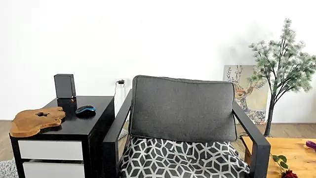 MendiPetite online show from 03.18.25