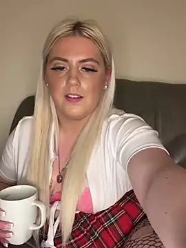 Snapshot of Blondiee3088 chatting on 12.04.24 Blondiee3088 online show from 12.04.24