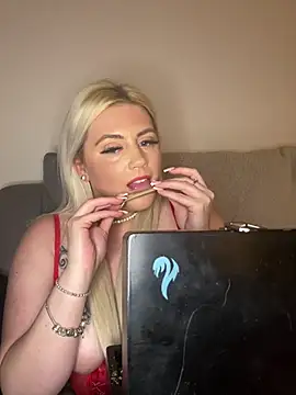 Snapshot of Blondiee3088 chatting on 12.09.24 Blondiee3088 online show from 12.09.24