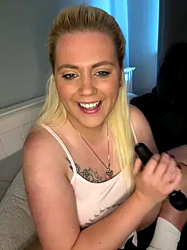 Snapshot of Blondiee3088 chatting on 10.28.25 Blondiee3088 online show from 10.28.25