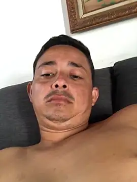 isacalejandroo online show from 01.14.25