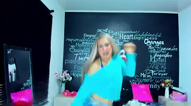 Snapshot of DarianaGia chatting on 12.14.24 DarianaGia online show from 12.14.24