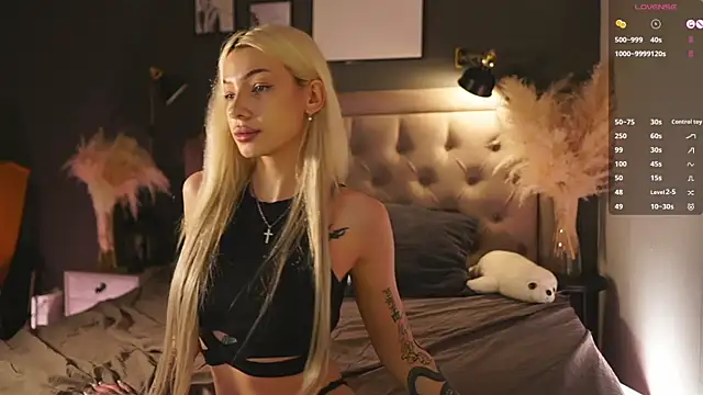 Snapshot of LolaStifler chatting on 02.22.25 LolaStifler online show from 02.22.25