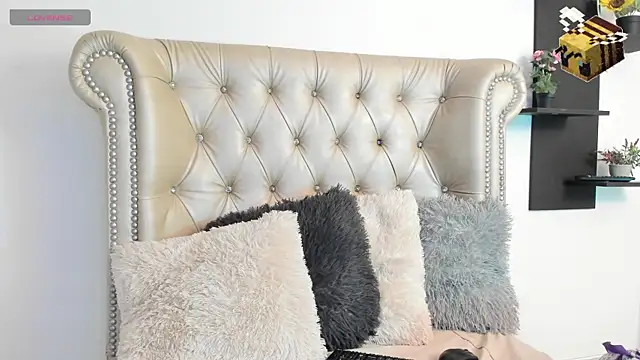 AlexaFoxy18 online show from 02.14.25