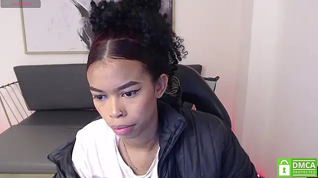 Snapshot of Shenna_brunette_ chatting on 01.08.25 Shenna brunette online show from 01.08.25