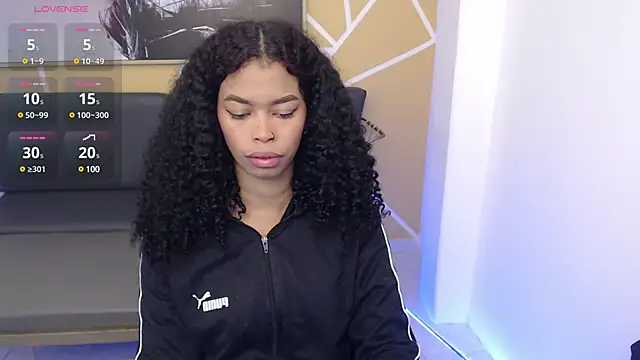 Snapshot of Shenna_brunette_ chatting on 03.05.25 Shenna brunette online show from 03.05.25