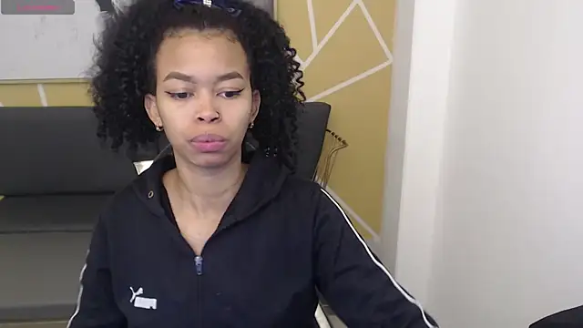 Snapshot of Shenna_brunette_ chatting on 03.06.25 Shenna brunette online show from 03.06.25