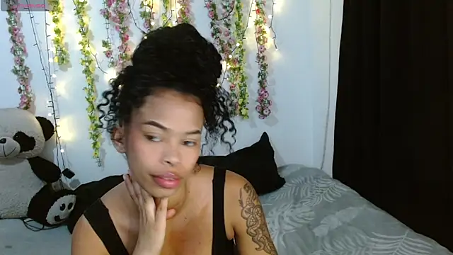 Snapshot of Shenna_brunette_ chatting on 10.04.25 Shenna brunette online show from 10.04.25