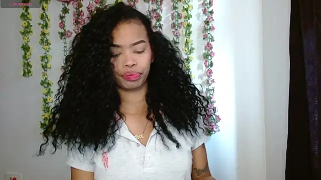 Snapshot of Shenna_brunette_ chatting on 12.14.25 Shenna brunette online show from 12.14.25