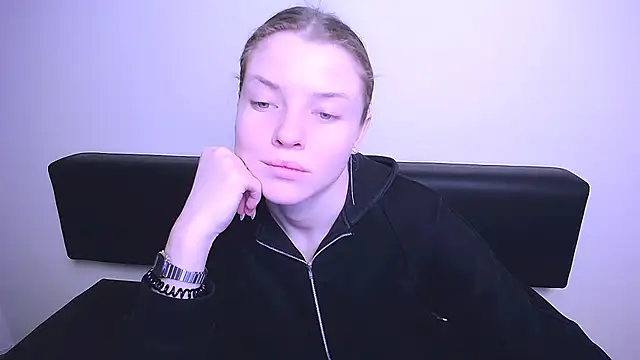 Snapshot of MissOliviaa_ chatting on 02.04.25 MissOliviaa  online show from 02.04.25