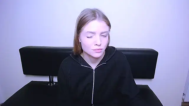 Snapshot of MissOliviaa_ chatting on 02.18.25 MissOliviaa  online show from 02.18.25