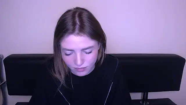 Snapshot of MissOliviaa_ chatting on 02.19.25 MissOliviaa  online show from 02.19.25