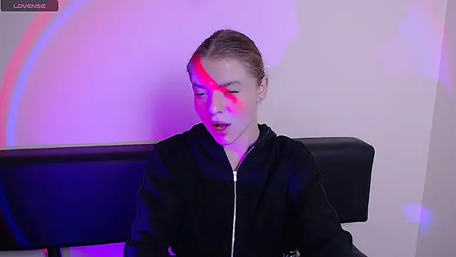 Snapshot of MissOliviaa_ chatting on 10.27.25 MissOliviaa  online show from 10.27.25