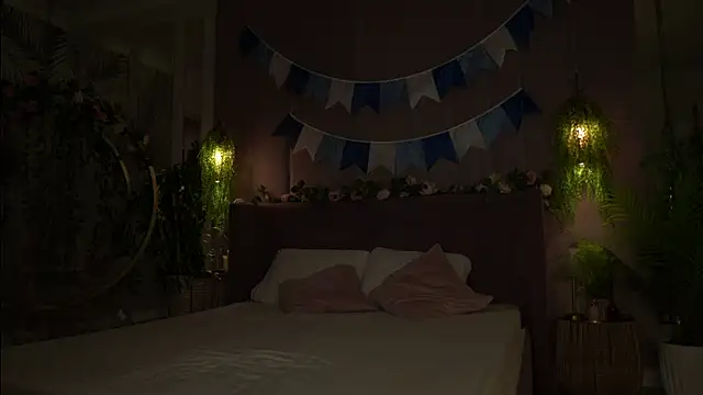 Snapshot of Smiley_Mia chatting on 09.28.25 Smiley Mia online show from 09.28.25