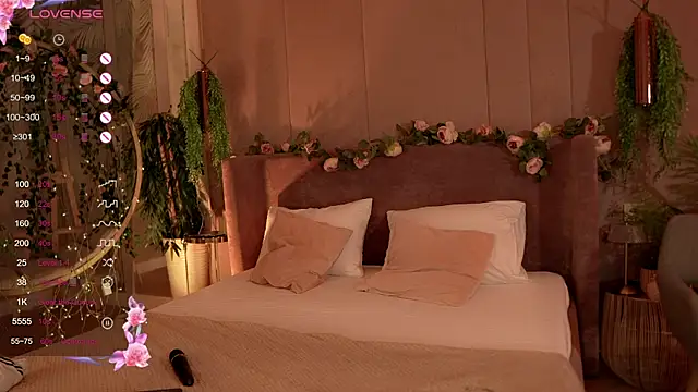 Snapshot of Smiley_Mia chatting on 10.10.25 Smiley Mia online show from 10.10.25