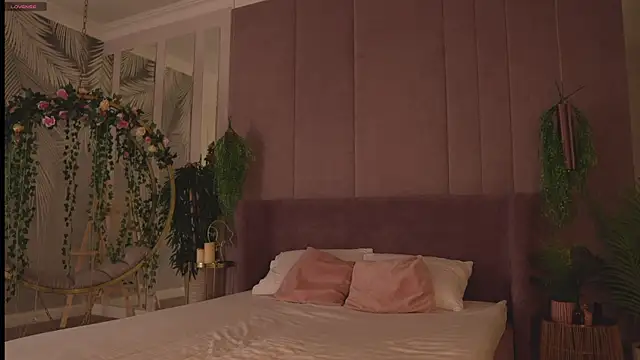 Smiley Mia online show from 11.16.25