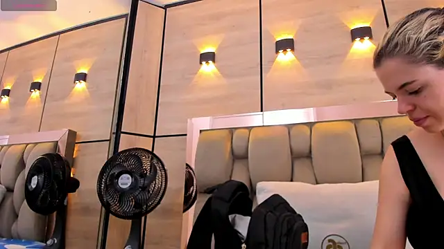 Snapshot of dorothy_vegga chatting on 11.21.25 dorothy vegga online show from 11.21.25