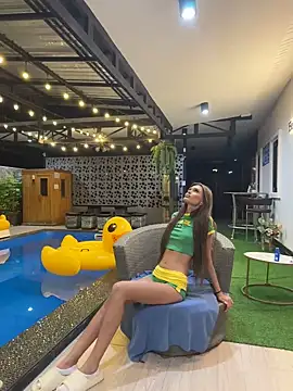 Snapshot of dreamgirls100 chatting on 12.30.24 dreamgirls100 online show from 12.30.24