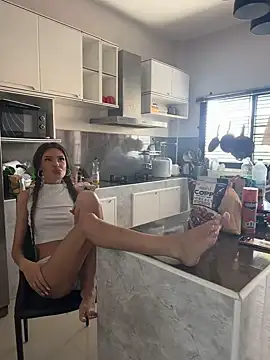 Snapshot of dreamgirls100 chatting on 12.31.24 dreamgirls100 online show from 12.31.24