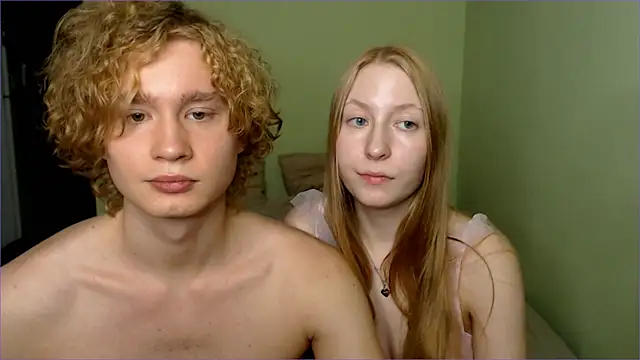 Snapshot of AliceStoneJhonyStone chatting on 10.22.25 AliceStoneJhonyStone online show from 10.22.25