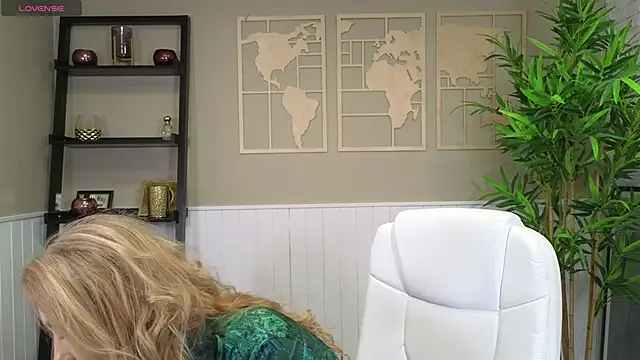 Snapshot of LadyLeea chatting on 02.05.25 LadyLeea online show from 02.05.25