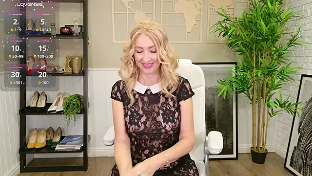 Snapshot of LadyLeea chatting on 09.19.25 LadyLeea online show from 09.19.25