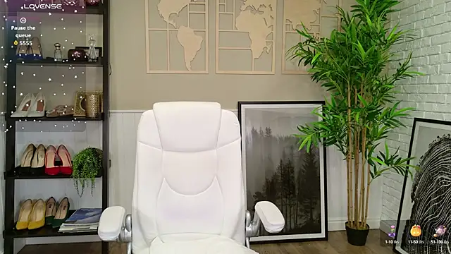 Snapshot of LadyLeea chatting on 09.23.25 LadyLeea online show from 09.23.25