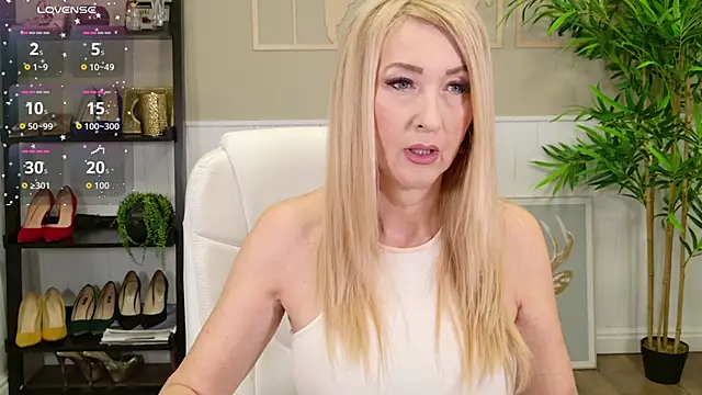 Snapshot of LadyLeea chatting on 11.24.25 LadyLeea online show from 11.24.25