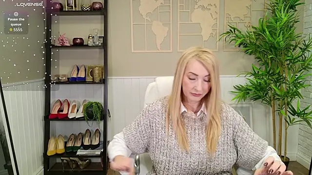 Snapshot of LadyLeea chatting on 11.25.25 LadyLeea online show from 11.25.25