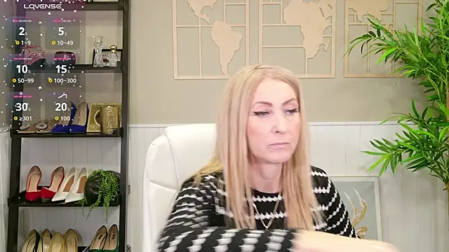 Snapshot of LadyLeea chatting on 12.17.25 LadyLeea online show from 12.17.25