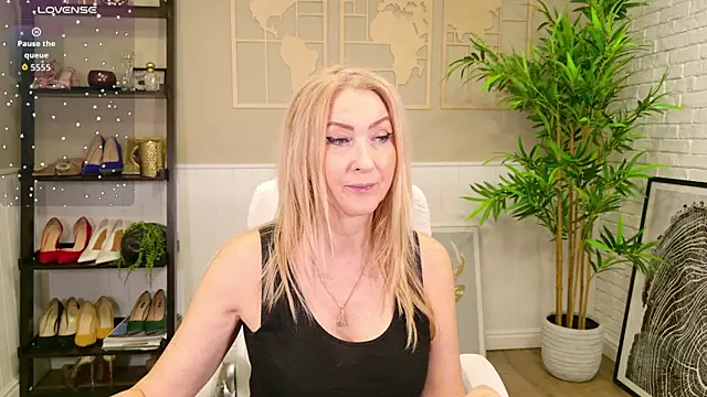 Snapshot of LadyLeea chatting on 12.18.25 LadyLeea online show from 12.18.25