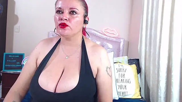 Snapshot of VickyColleman chatting on 01.12.25 VickyColleman online show from 01.12.25