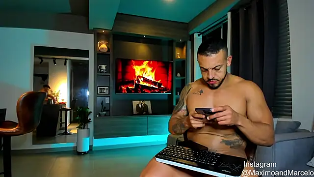 Snapshot of Maximo_Marcelo chatting on 02.12.25 Maximo Marcelo online show from 02.12.25