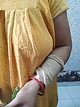 Snapshot of milf-kaira chatting on 01.10.25 milf-kaira online show from 01.10.25